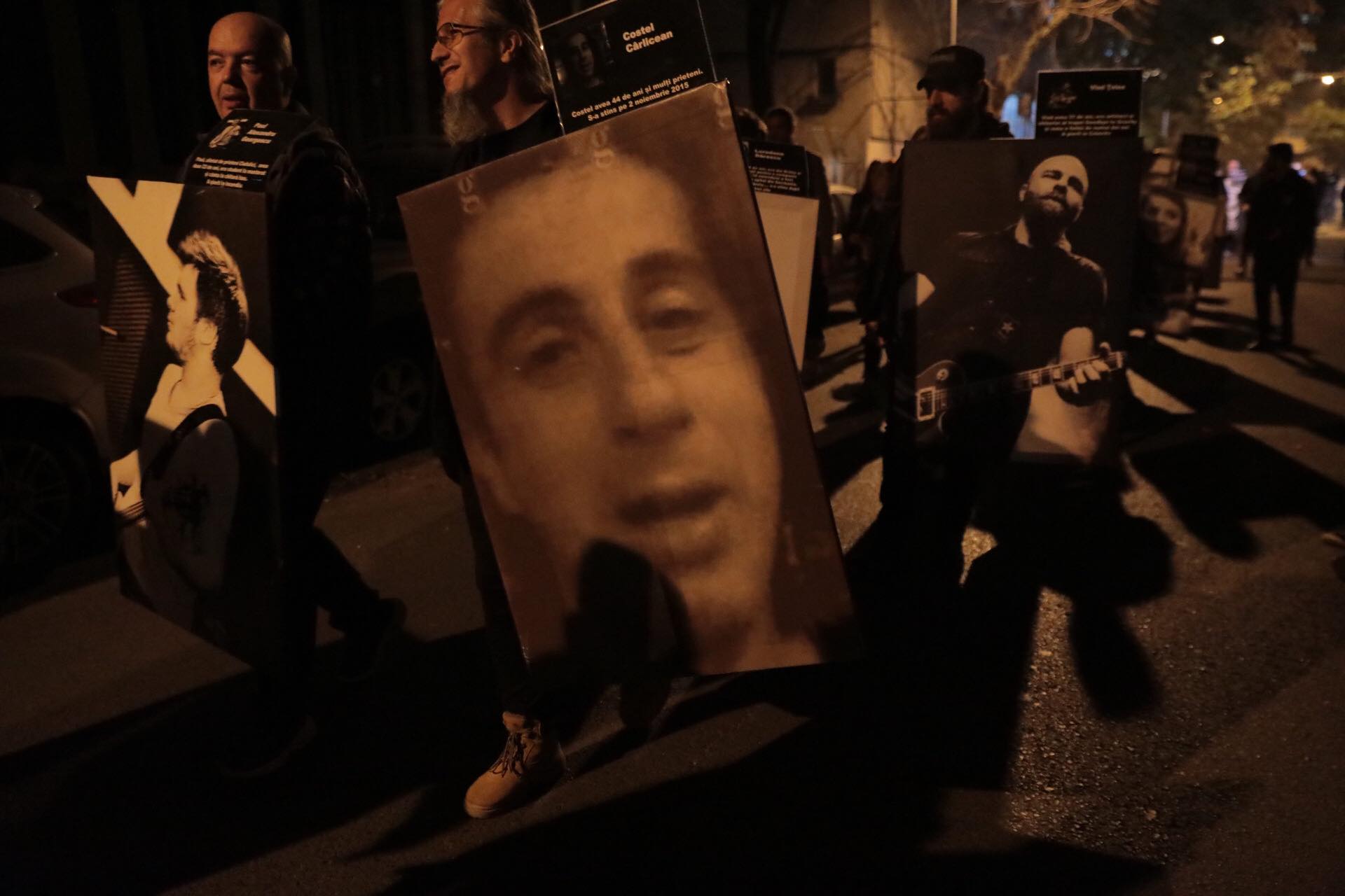 Marș în memoria victimelor de la Colectiv. Fotografiile tinerilor care au murit au fost așezate în fața Parchetului
