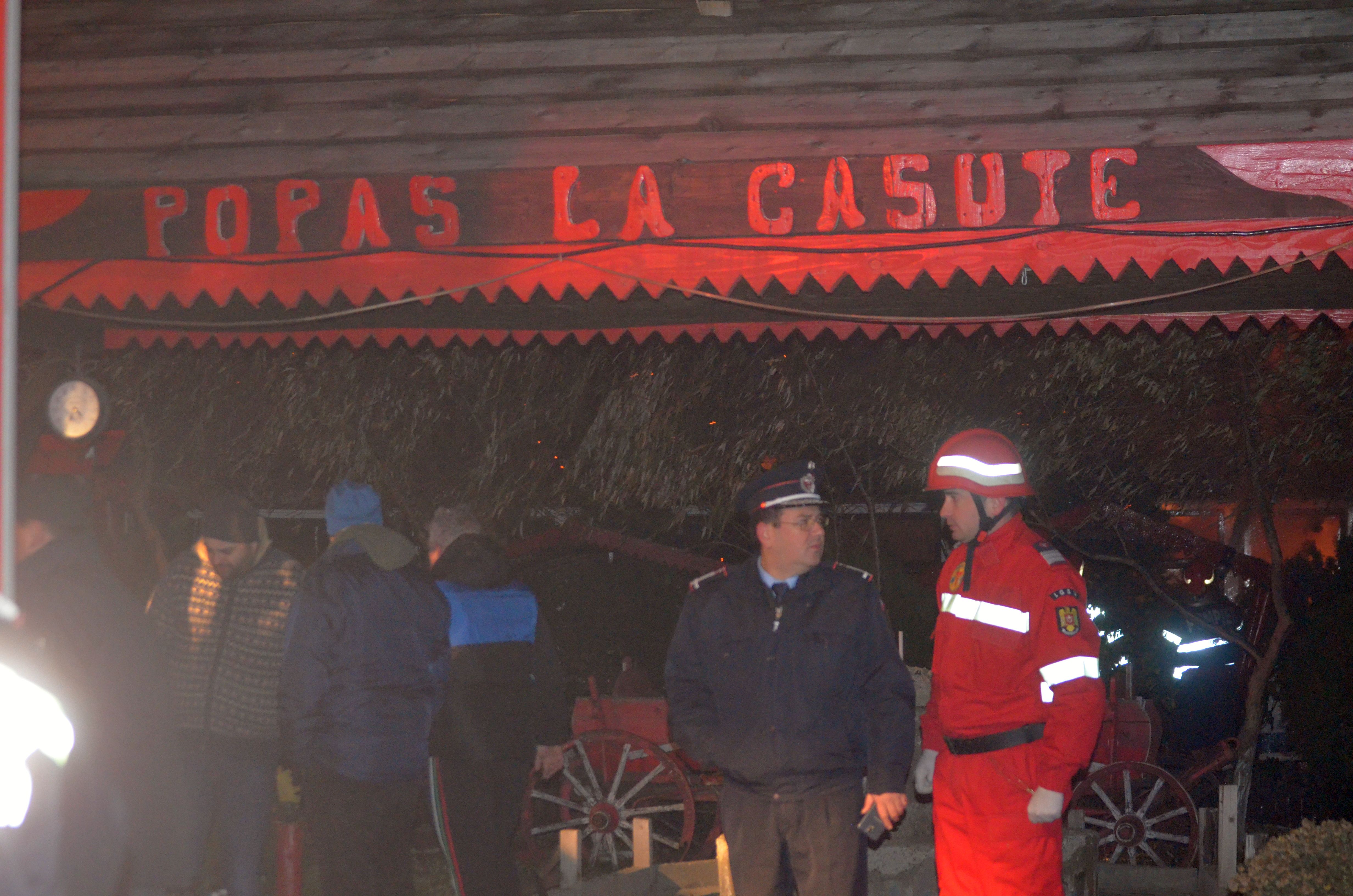 Un han a fost distrus din temelii de un incendiu devastator GALERIE FOTO