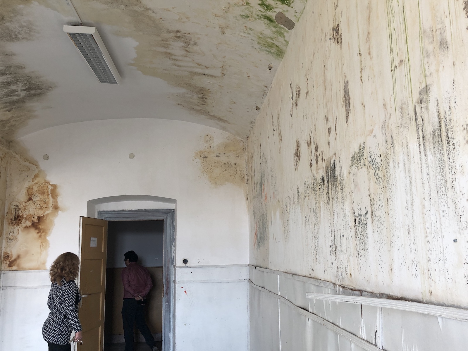 Peste 500 de elevi învață într-o școală fără acoperiș, în Timișoara. Clădirea distrusă de o furtună, în septembrie 2017, nu a fost reparată nici până acum!