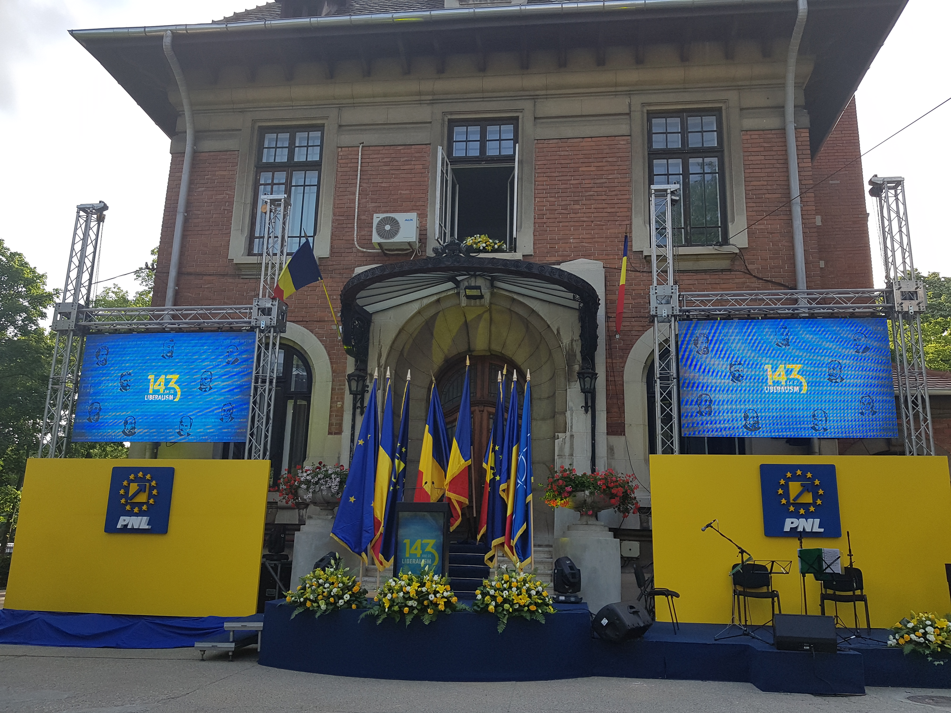 REPORTAJ / PNL a aniversat 143 de ani în grădina sediului central, cu cântece despre unire; Orban, mesaj de unitate (PNL)