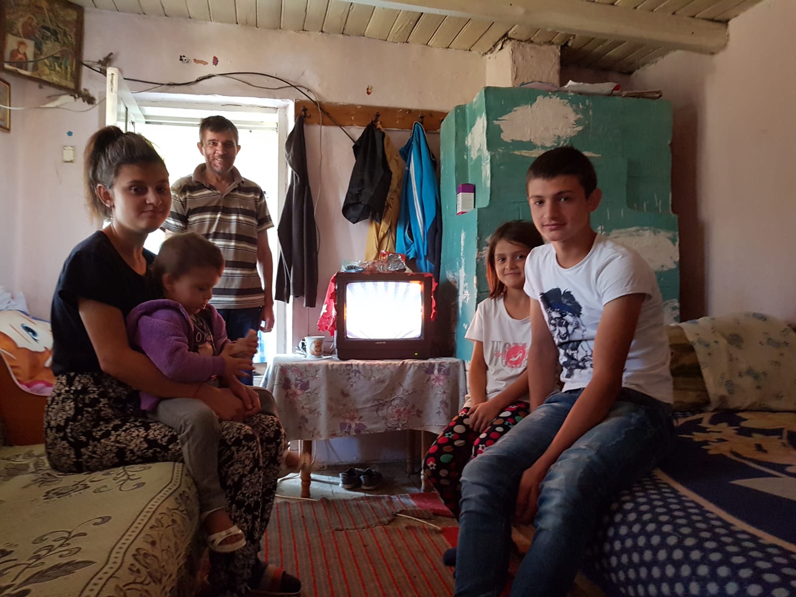 REPORTAJ: Am fost acasă la copila care merge flămândă la școală. Șapte suflete, fără speranță: trăiesc într-o cocioabă, fără frigider și aragaz și se tem că nu vor trece iarna/VIDEO&FOTO