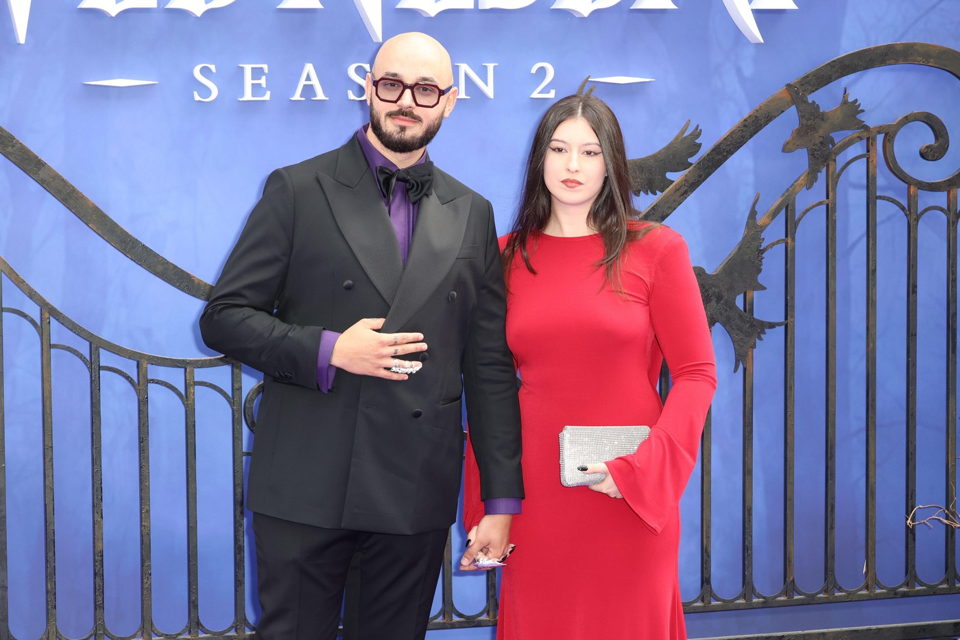 Cine l-a însoțit pe actorul român Victor Dorobanțu în Londra, la premiera sezonului 2 din serialul „Wednesday”