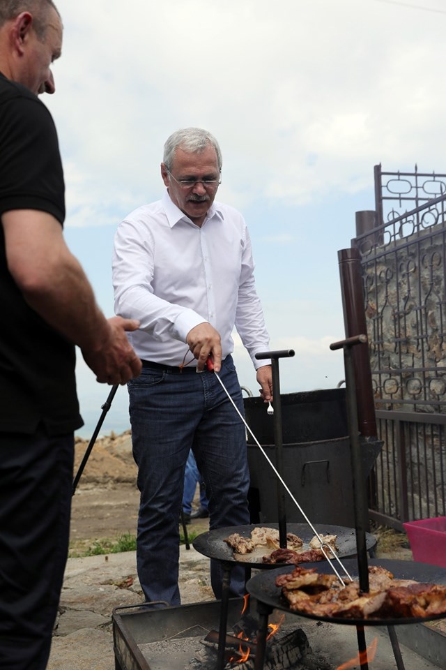 FOTO | Dragnea a făcut friptură şi bulz cu oierii din Poiana Sibiului. Liderul PSD va apărea din nou la Viața Satului!