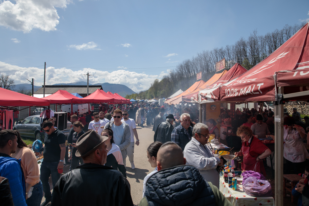 Cai „la preț de Ferrari”, covoare și adidași la 10 lei, la cel mai mare târg de 1 mai din vestul țării. „Numa’ ptinguini nu găsîț aici”