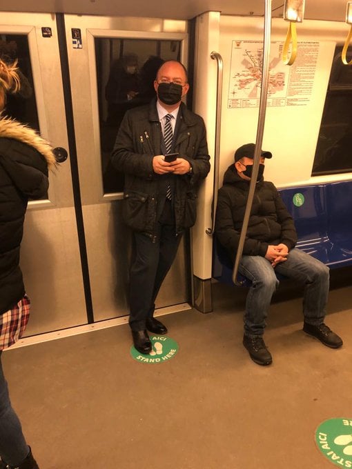 Florin Cîţu şi mai mulţi miniştri au marcat „Vinerea Verde”. „Merg frecvent pe jos sau cu metroul”
