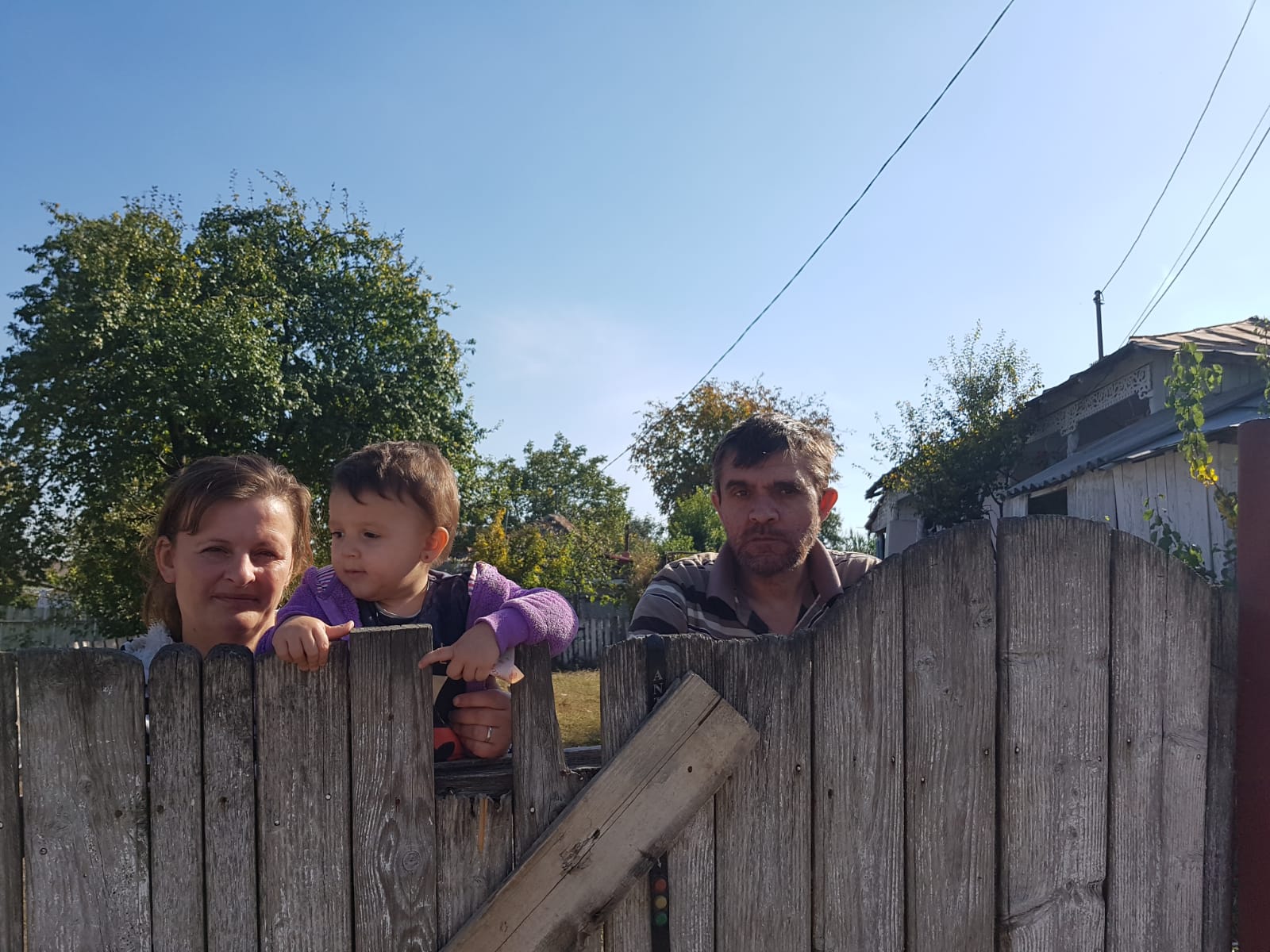 REPORTAJ: Am fost acasă la copila care merge flămândă la școală. Șapte suflete, fără speranță: trăiesc într-o cocioabă, fără frigider și aragaz și se tem că nu vor trece iarna/VIDEO&FOTO