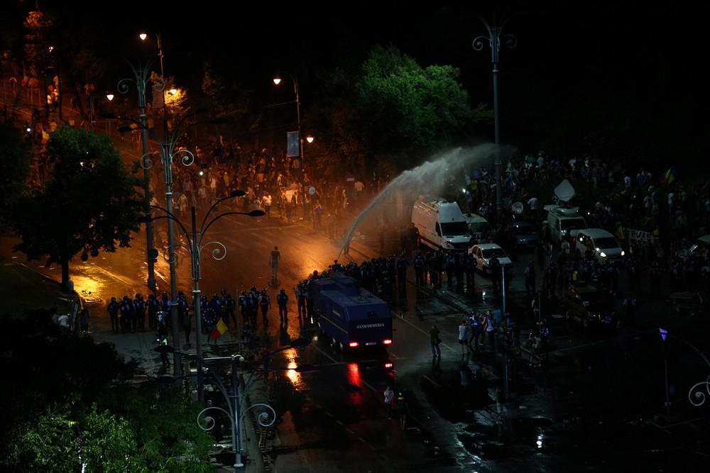 Doi jandarmi au fost luați la bătaie de protestatari. O femeie a cazut pradă furiei manifestanților