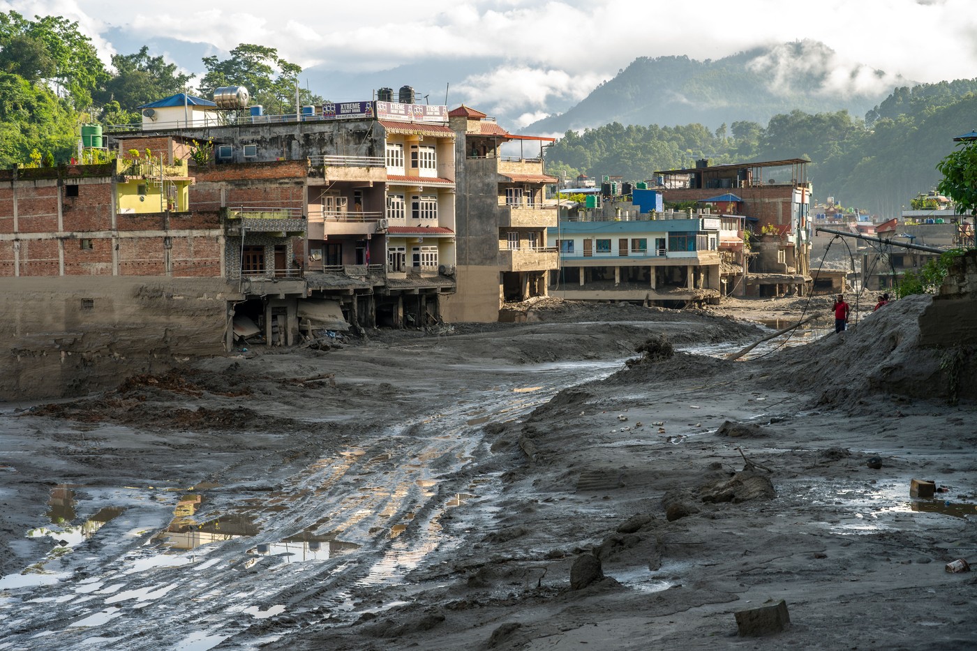 Oamenii de știință au explicat cauza inundațiilor devastatoare din Nepal și Tibet: nivelul apelor a crescut cu 7-9 metri în 30 de minute