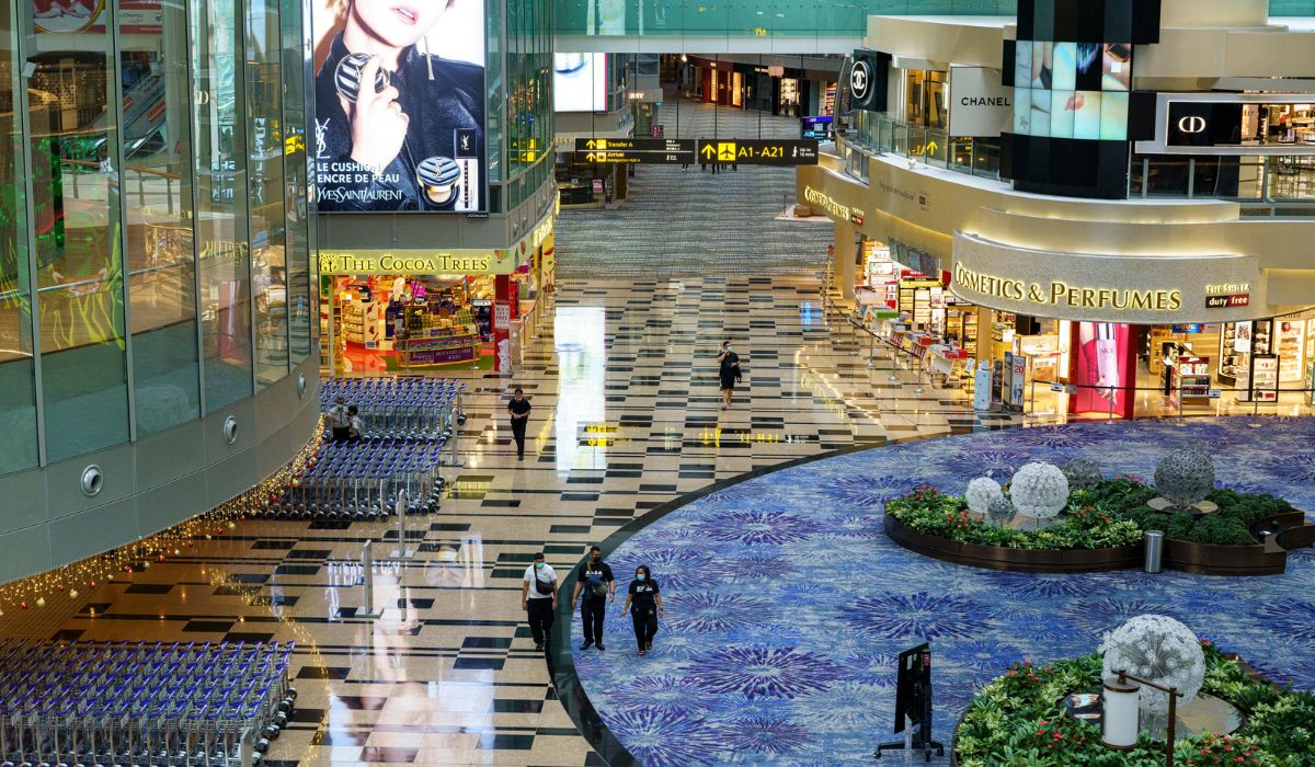 Cel mai frumos aeroport din lume are roboți cu AI care spală podelele, o grădină botanică cu fluturi și o cascadă: „Ai ce face până la decolare”