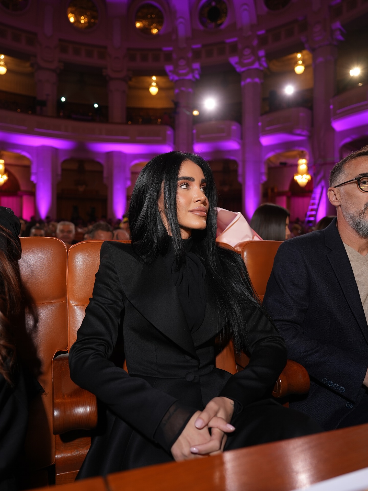 Cum au apărut Mădălina Ghenea și Adelina Pestrițu la Palatul Parlamentului, unde Anastasia Soare și-a lansat cartea: „O femeie care inspiră”