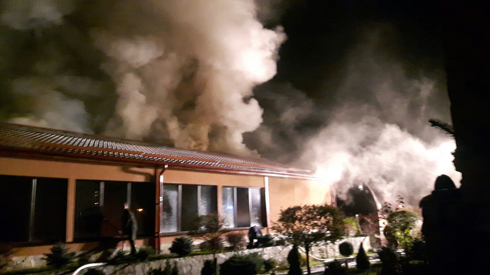 UPDATE: Incendiul de la un hotel din staţiunea Sovata a fost localizat. Focul a izbucnit în sauna unității, care a ars aproape în întregime| GALERIE FOTO