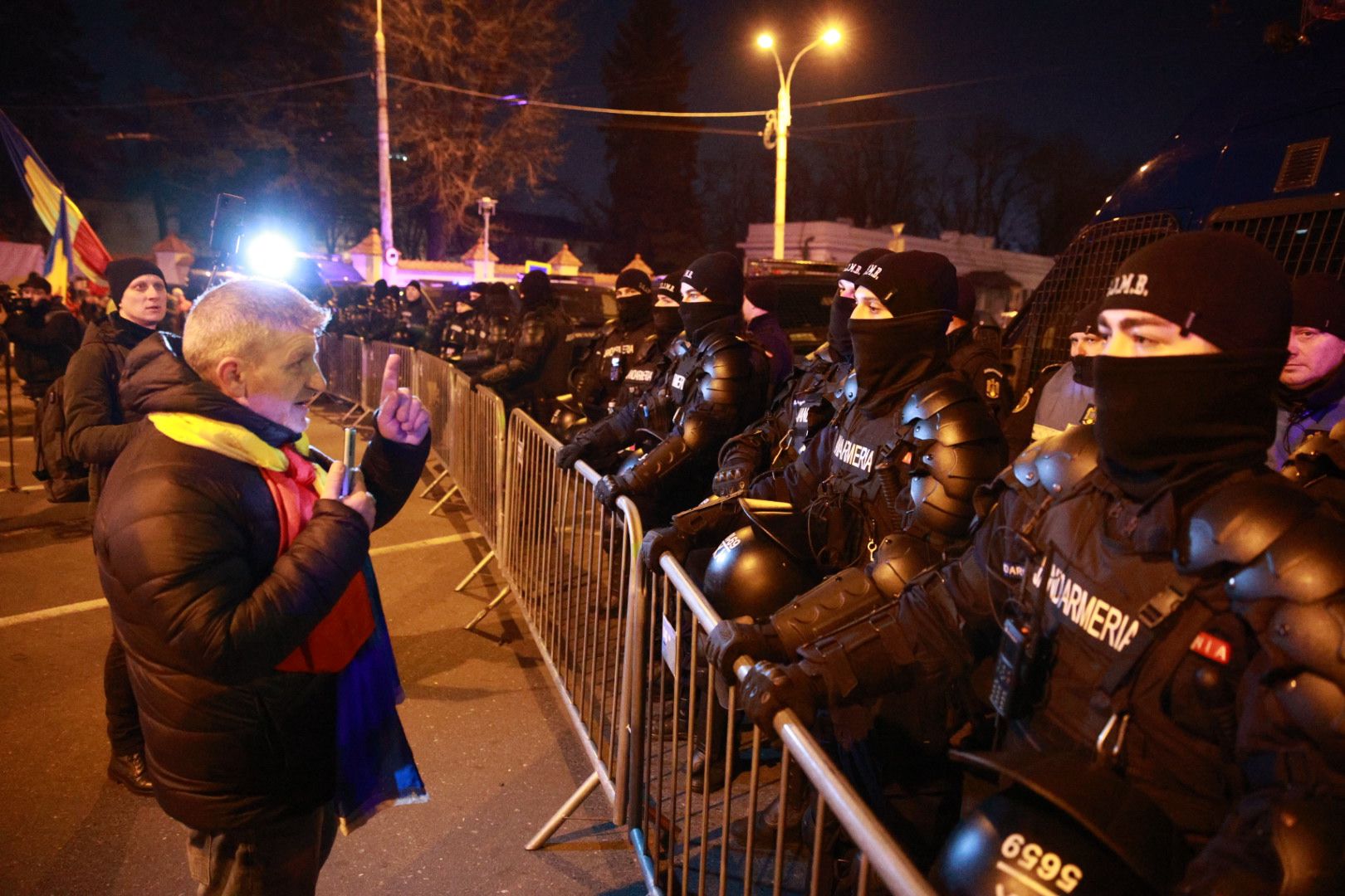 LIVE TEXT: Zeci de mii de oameni la protestul organizat de AUR în București. Mai mulți protestatari aveau asupra lor cuţite, bricege și substanţe interzise