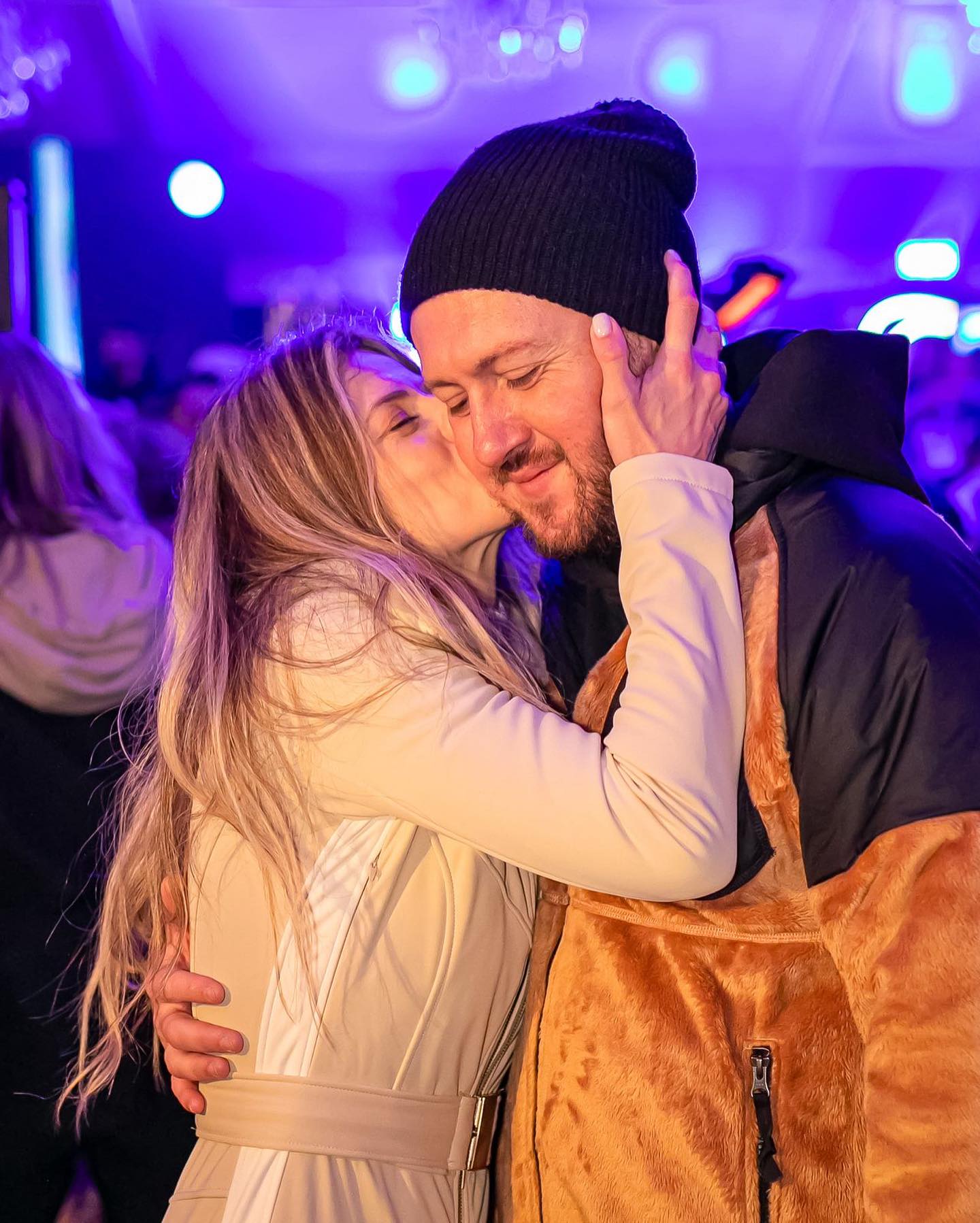Imagini de la nunta Roxanei Hulpe. Tatăl preot a condus-o la altar, iar Cabral și Andreea Ibacka au fost nași
