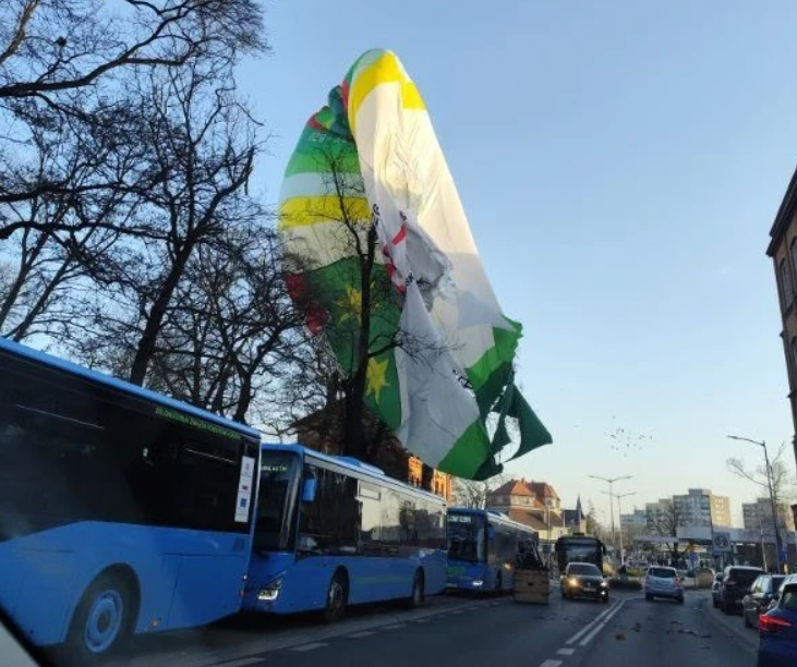 Un balon cu aer cald a căzut peste un bloc, o femeie a murit și doi oameni au fost răniți, în Polonia | VIDEO