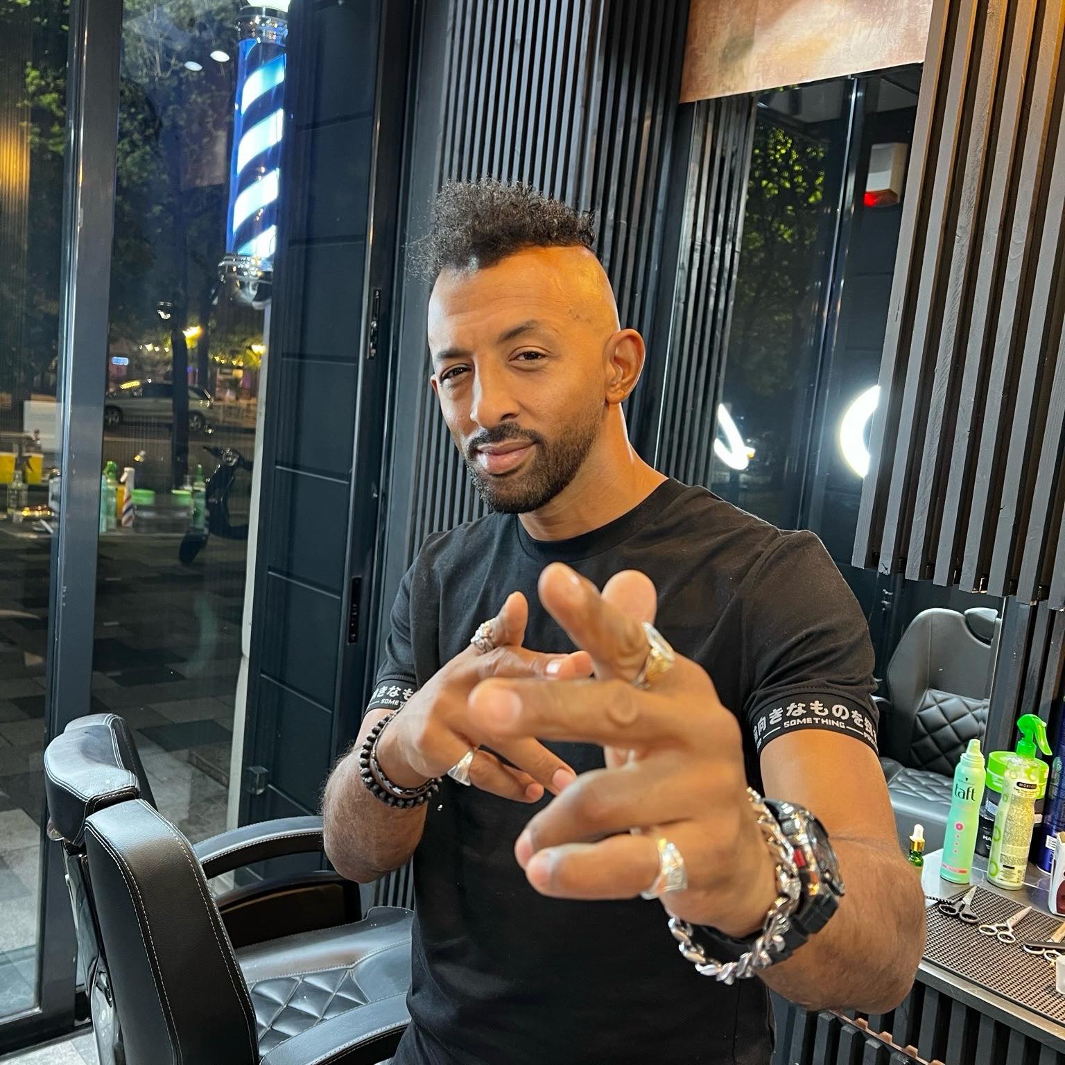 Fiul lui Kamara suferă de o boală grea, dar are o inteligență sclipitoare. „Este pasionat de franceză și de antonime”