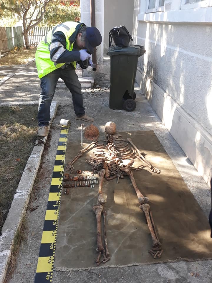 Ce au găsit doi căutători de vestigii istorice într-o pădure din Vrancea. Au anunțat imediat Poliția
