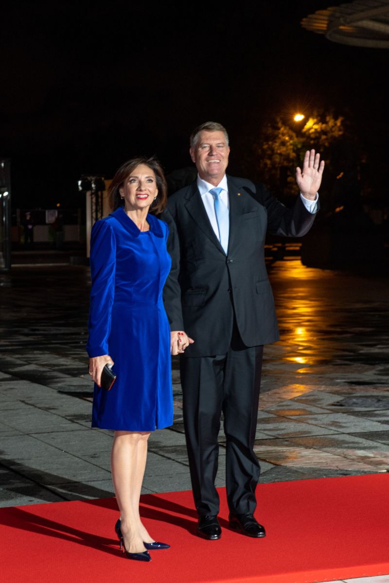 FOTO| Cum s-a îmbrăcat Carmen Iohannis la dineul dat la Paris cu ocazia a 100 de ani de la Ziua Armistițiului. Presa internațională a lăudat-o