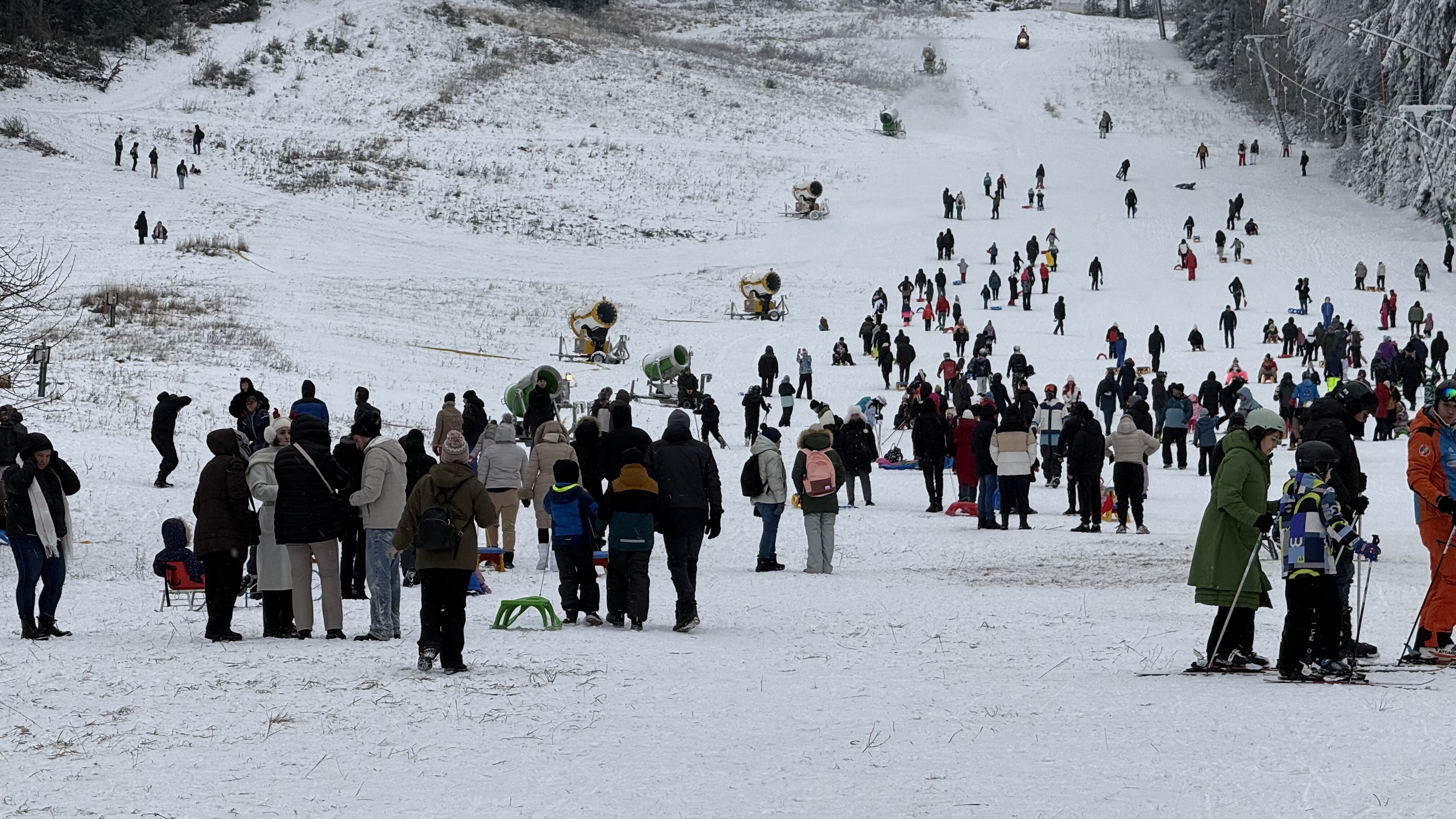 Vacanță cu nervii întinși la maximum: haos, cozi peste tot și alcool pe pârtie în Poiana Brașov