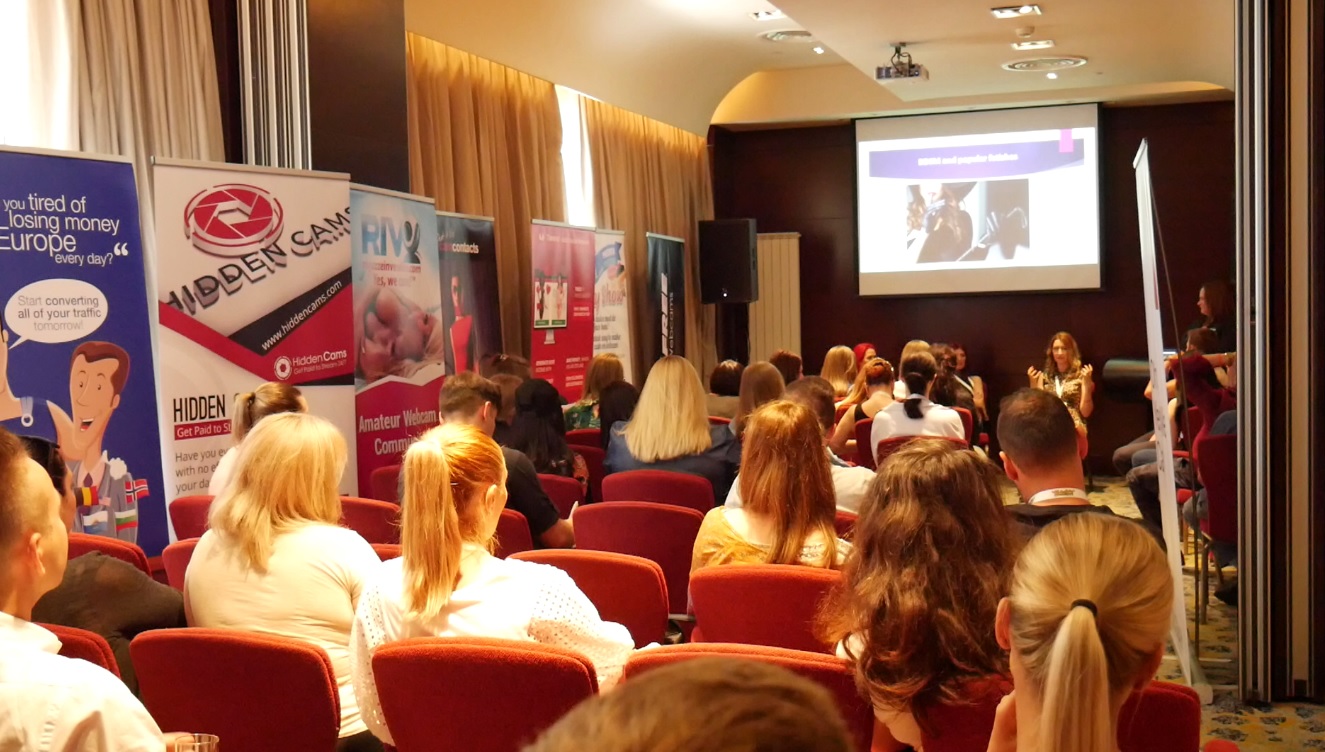 VIDEO EXCLUSIV/ Mii de oameni din industria videochatului au venit la București. Ce se întâmplă la un summit de videochat
