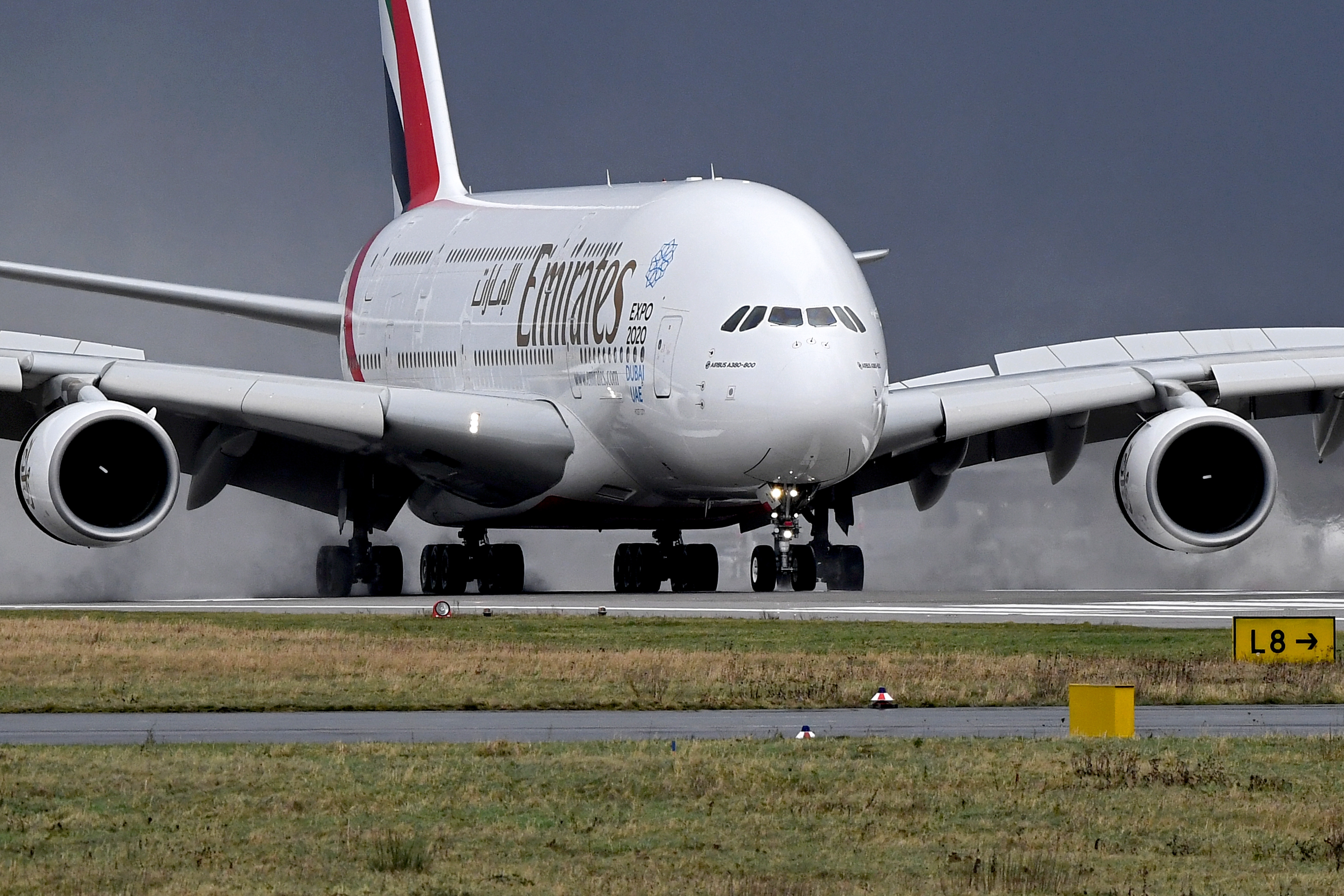 FOTO & VIDEO | Avion băgat în carantină la New York, după ce 100 de pasageri au început să se simtă rău. Forțele anti-terorism investighează incidentul
