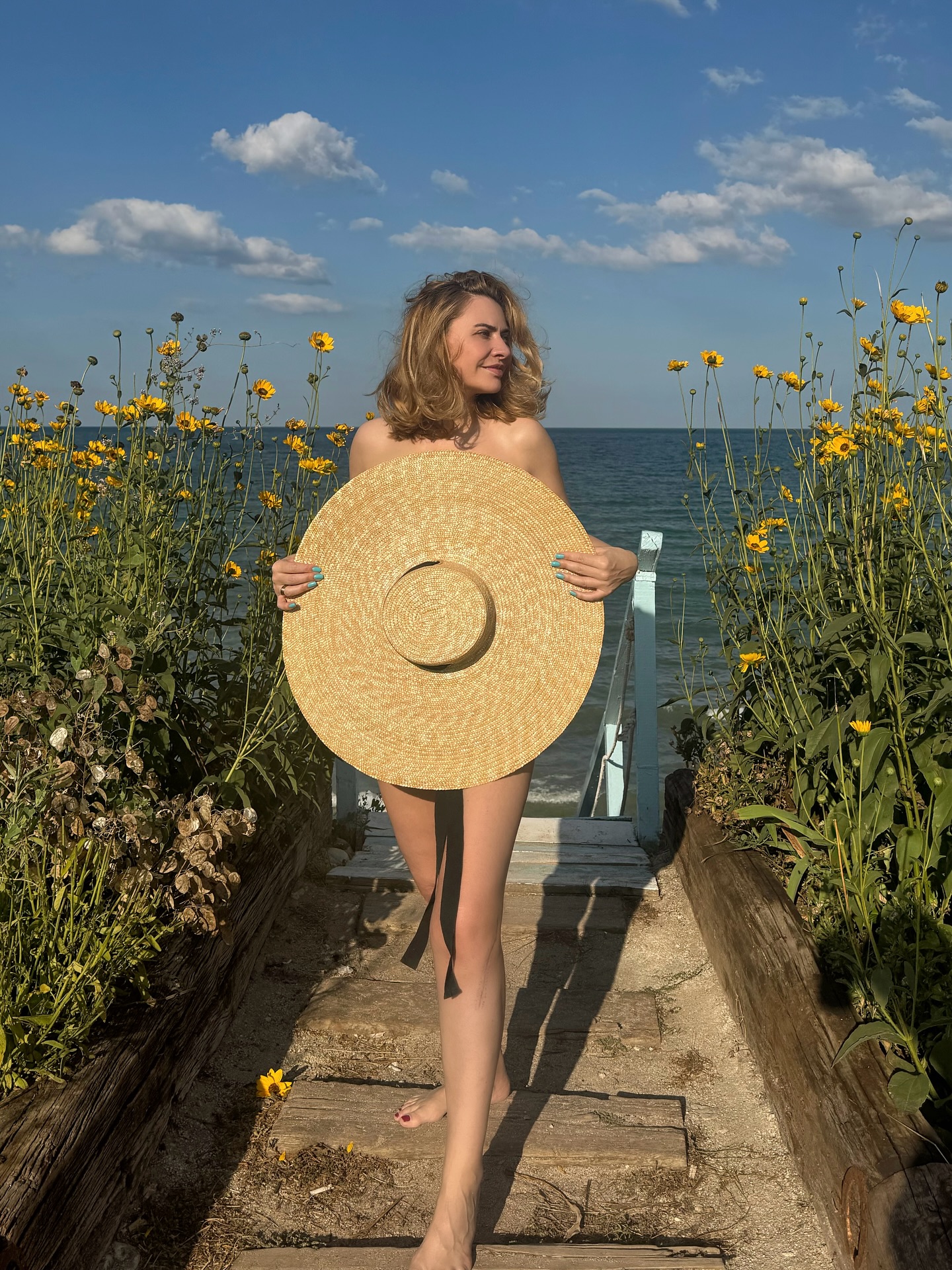 Cum arată Adina Buzatu în costum de baie la 48 de ani. Dimineața are ritualul ei pentru a se menține: „Vieți fără defecte? Doar în reclame”