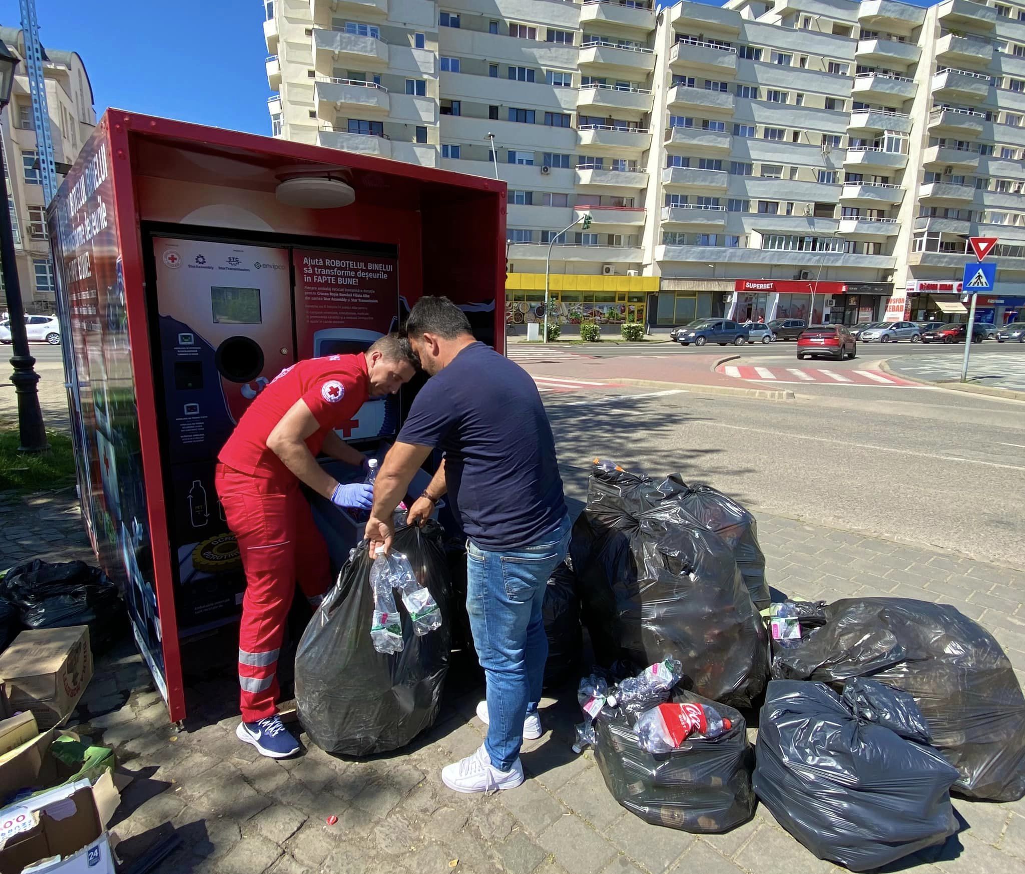 „Roboțelul binelui” transformă fiecare PET colectat într-un euro. Sumele strânse vor merge către proiecte sociale susținute de Crucea Roșie