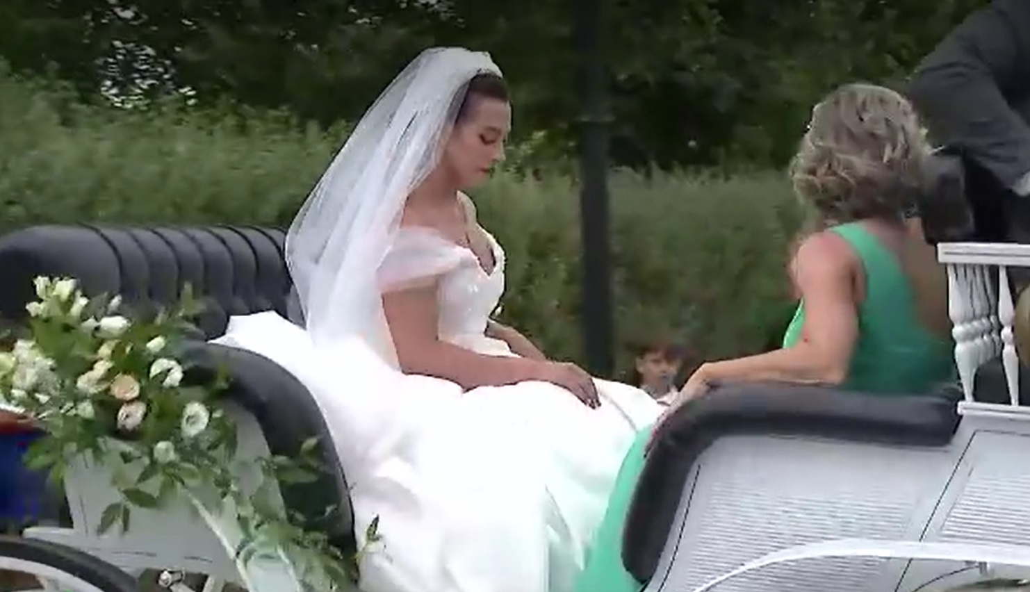 Cătălina Ponor s-a căsătorit religios cu Bogdan Jianu. Mirele și-a făcut o apariție ca în filme, pe cal, iar mireasa în caleașcă