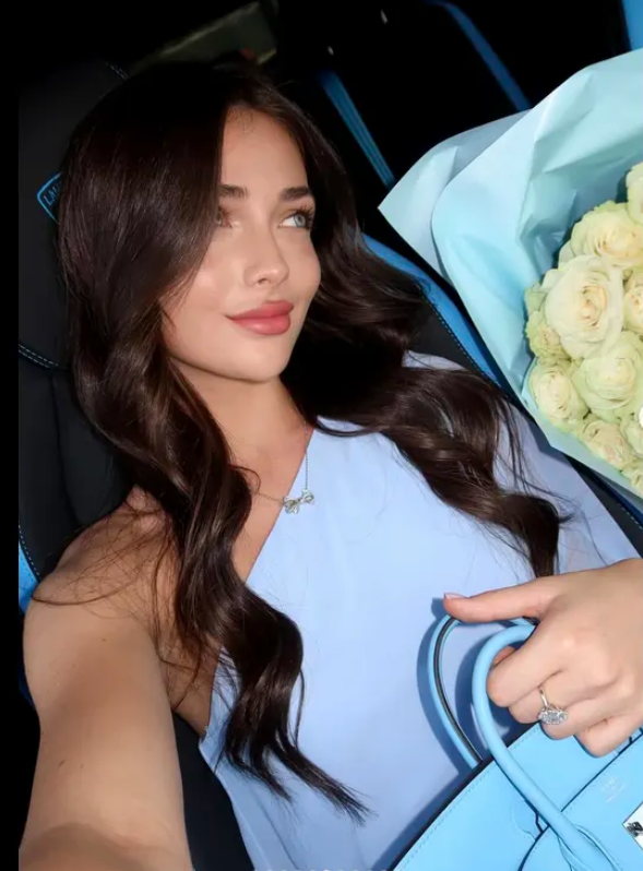 Andreea Bostănică a primit cadou un bolid de lux în valoare de 300.000 de euro. Imagini cu influencerița și bijuteria pe patru roți