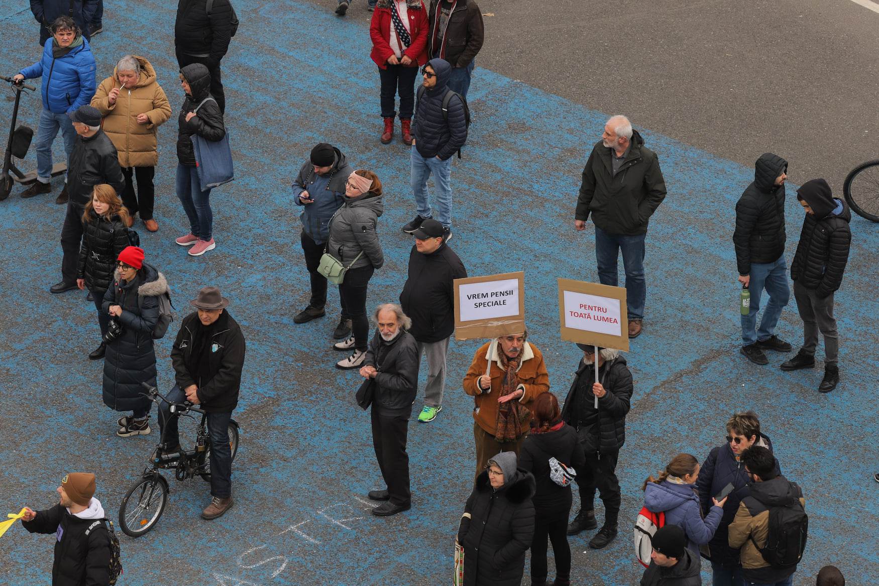 Protest în Piaţa Victoriei: „Tăiaţi pensiile speciale"