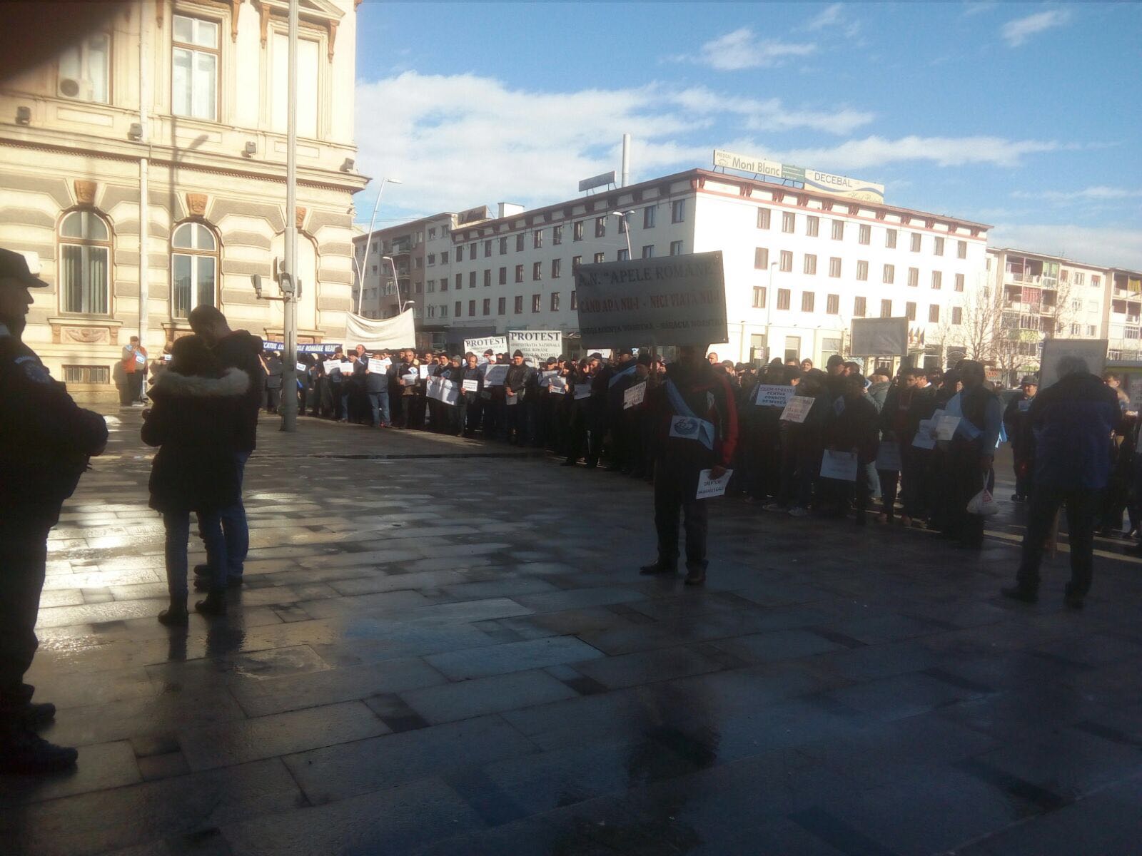 Marș de protest al angajaților de la serviciile de gospodărire a apelor din șapte județe| VIDEO&FOTO