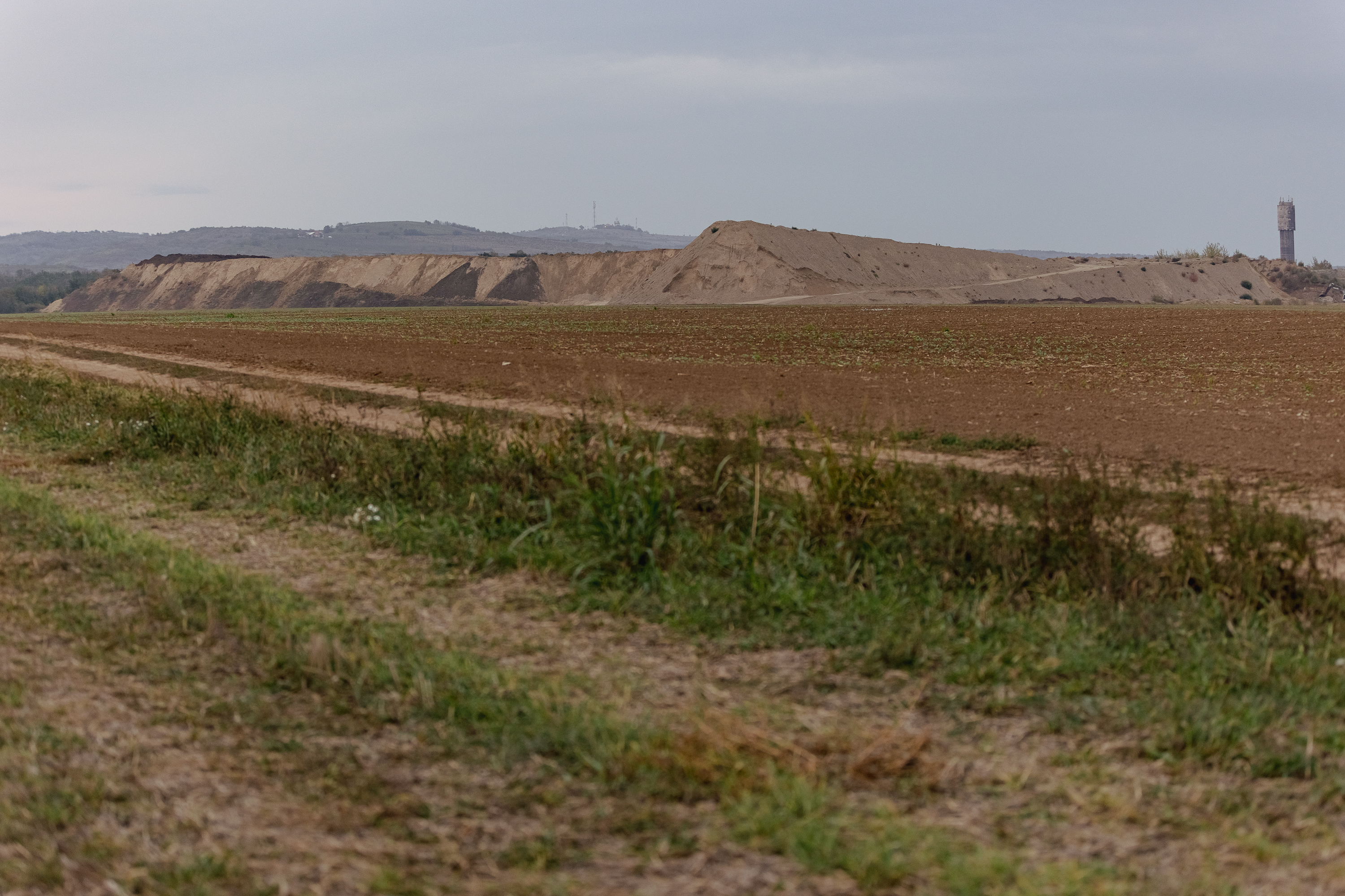 Cernobîlul de la Valea Călugărească, Prahova. Autoritățile și-au dat acordul pentru un mare depozit de gunoi lângă munții de deșeuri industriale. „Roșia Montană se mută la noi!”