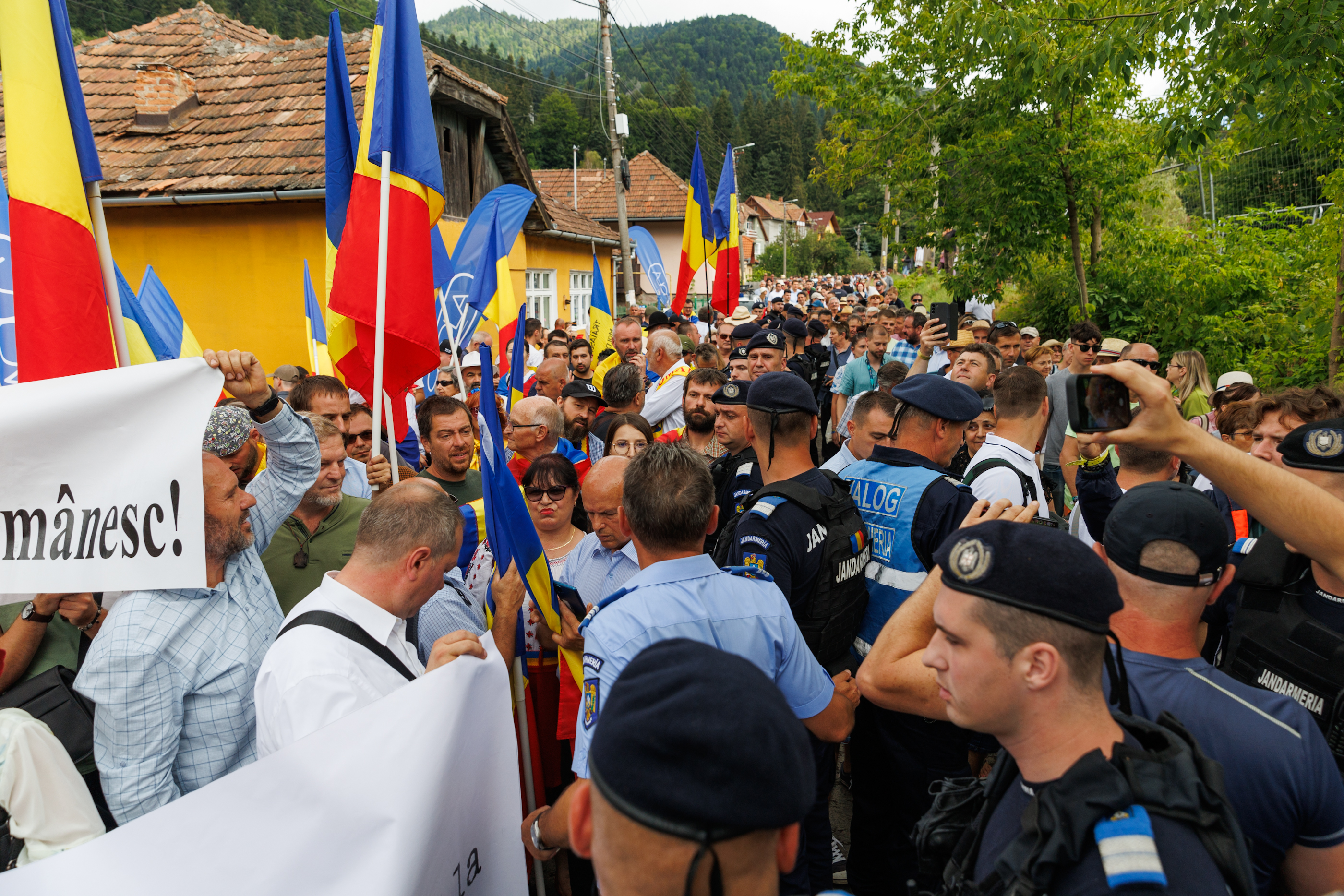 REPORTAJ. Cum s-au văzut de la fața locului protestul naționaliștilor români și discursul lui Viktor Orban de la Tușnad. „Nu sunt violentă, dau numai din gură”