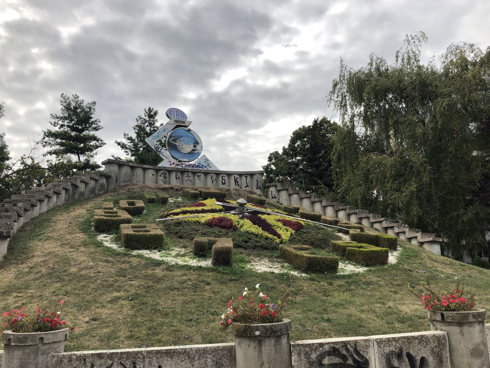 GALERIE FOTO/ Ceasul Floral din Timișoara, unic în țară, nu mai dă ora exactă de mulți ani. Când va fi reparat