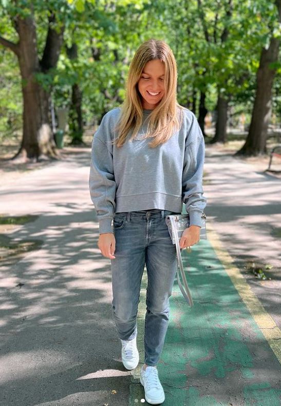 Cât a costat rochia purtată de Simona Halep la nunta lui Ianis Hagi. Cine a însoțit-o pe sportivă la eveniment