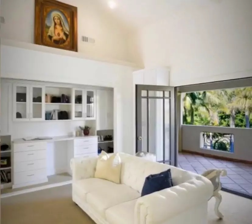 Imagini cu casa în care Monica Gabor locuiește cu Mr. Pink în Los Angeles. Doar în filme mai vezi așa ceva