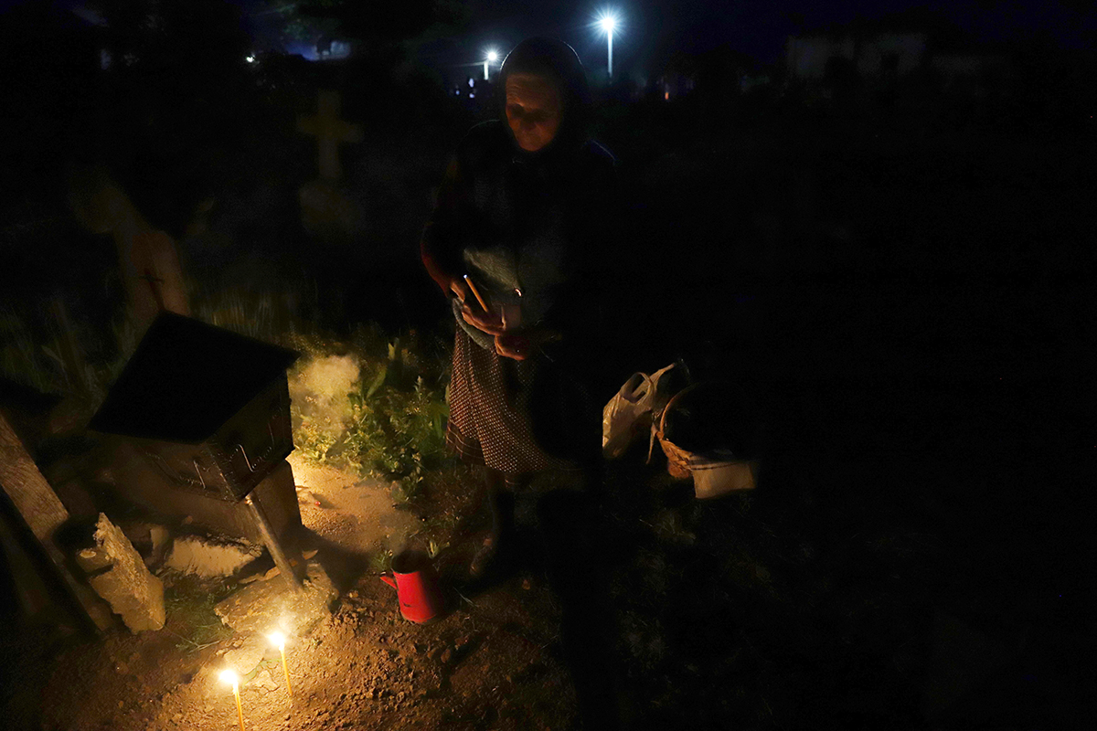 De ce aprind sătenii din Copaciu focul lângă morminte în Joia Mare. „Cu câțiva ani în urmă, aveai impresia că a luat foc cimitirul”