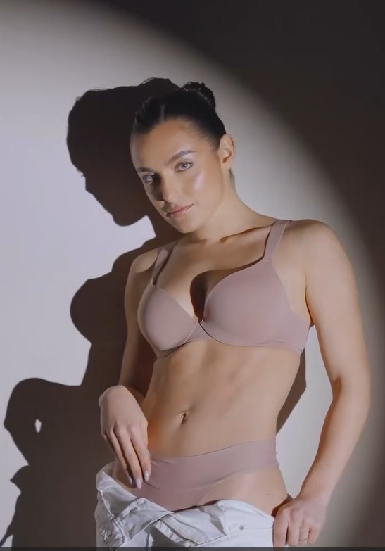 Imagini cu Alexia Eram în lenjerie intimă. Cum a apărut fiica Andreei Esca: „Căutam în hainele mamei mele tot ce era mai extravagant”