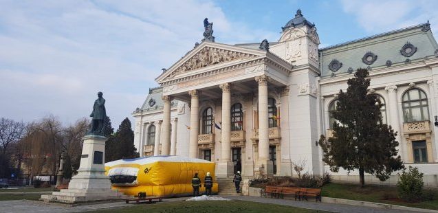 FOTO | Un bărbat îmbrăcat în Superman amenință că se va arunca de pe acoperișul Teatrului Național din Iași
