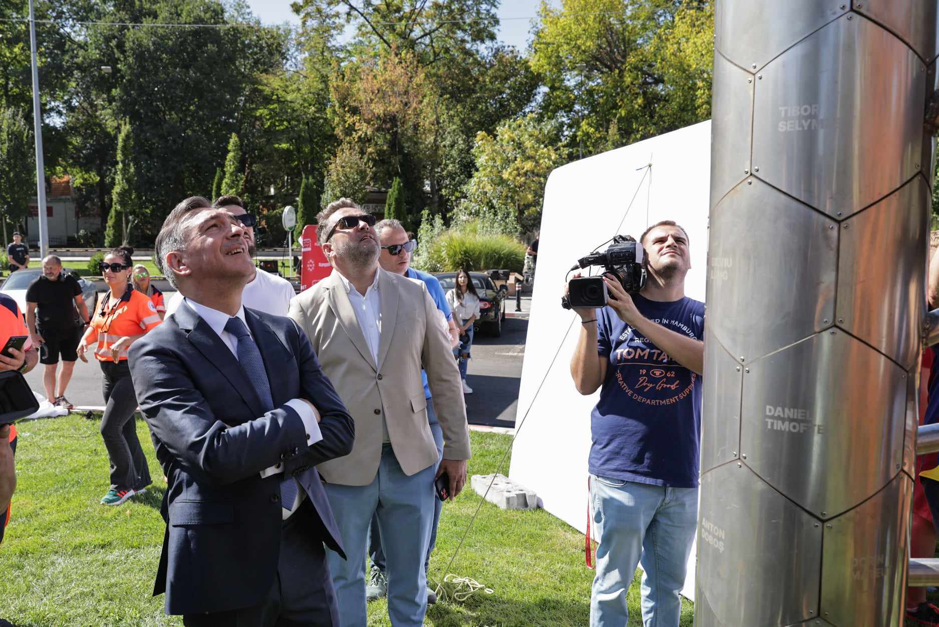 Monumentul dedicat Generației de Aur a României a fost inaugurat în fața Arenei Naționale. Este o poartă de fotbal uriașă
