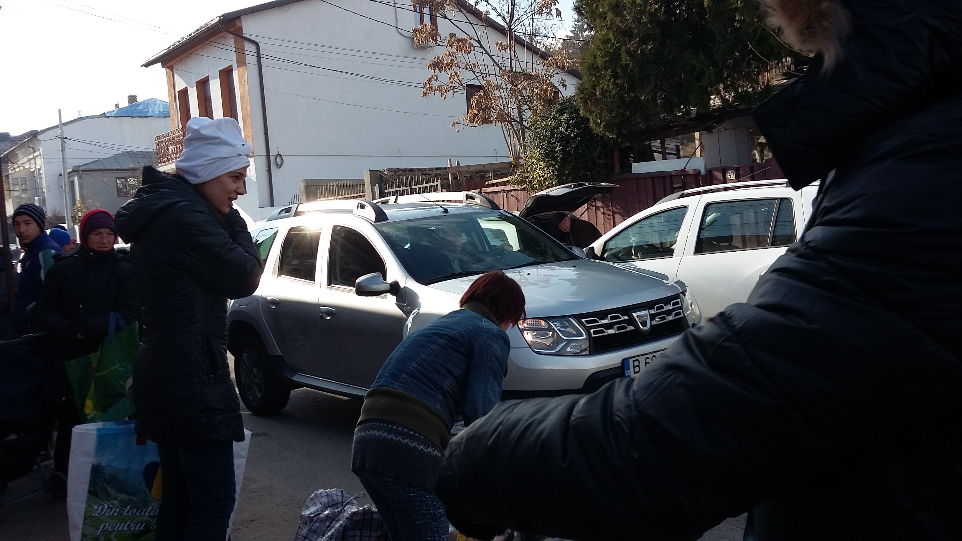 S-au înghesuit să ia ajutoarele de Sfântul Andrei cu taxiul! GALERIE FOTO