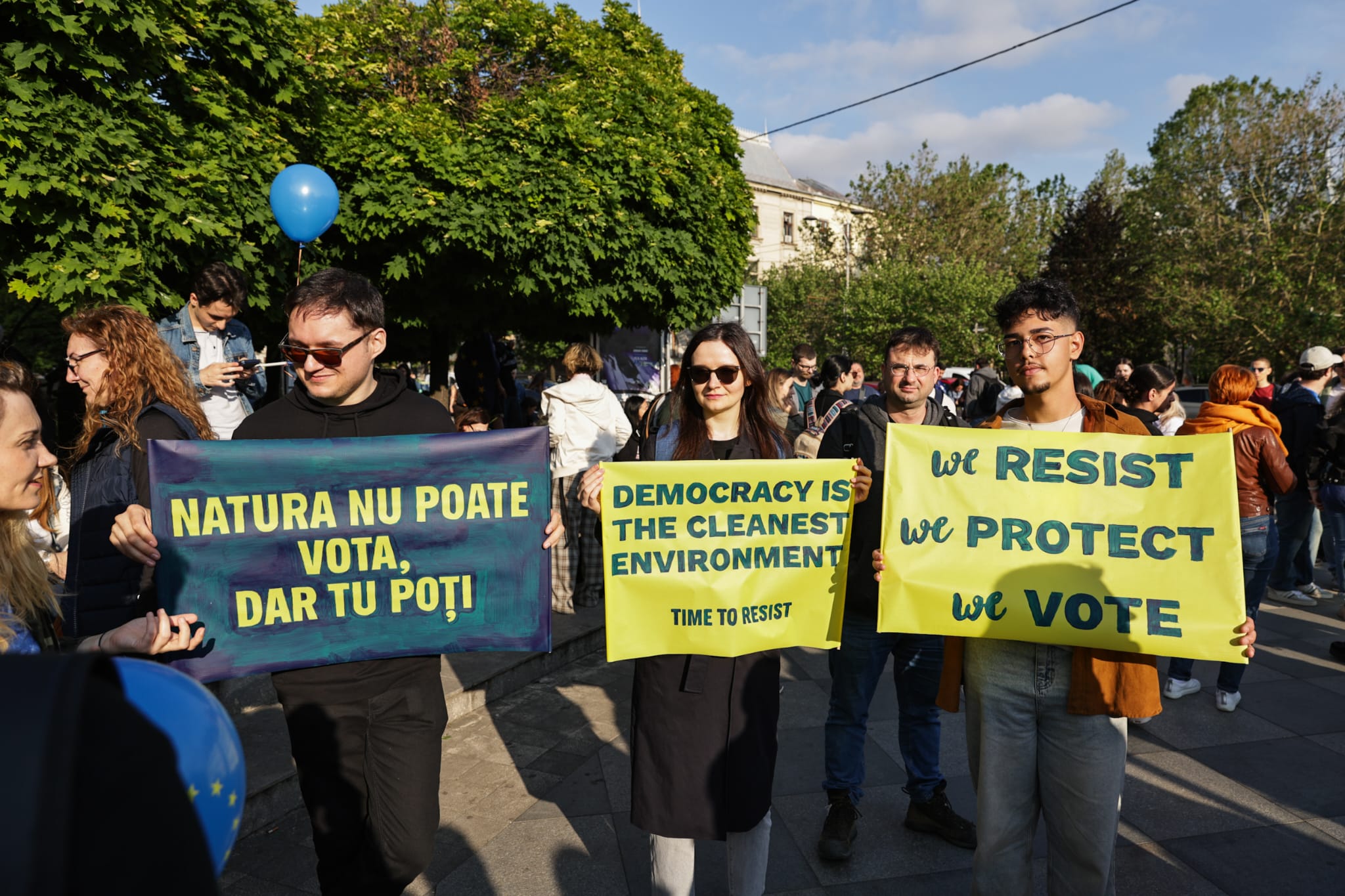 Miting pro Europa în București de Ziua Europei pentru susținerea apartenenţei la UE. Lumea a cântat „Imnul golanilor” și „Insieme”. Câți oameni au fost