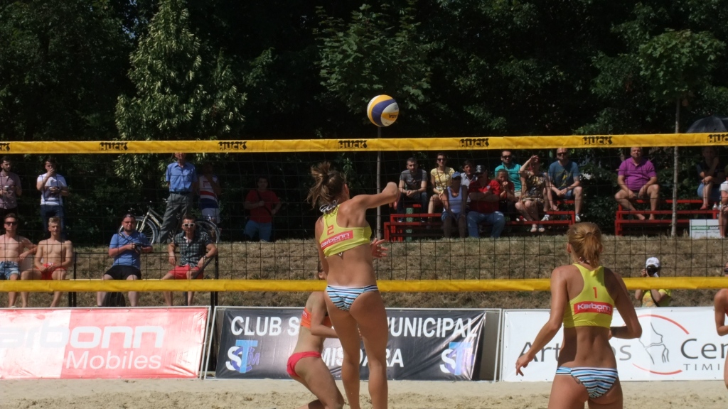 Fetele au încins nisipul la Campionatul Național de volei de plajă / GALERIE FOTO
