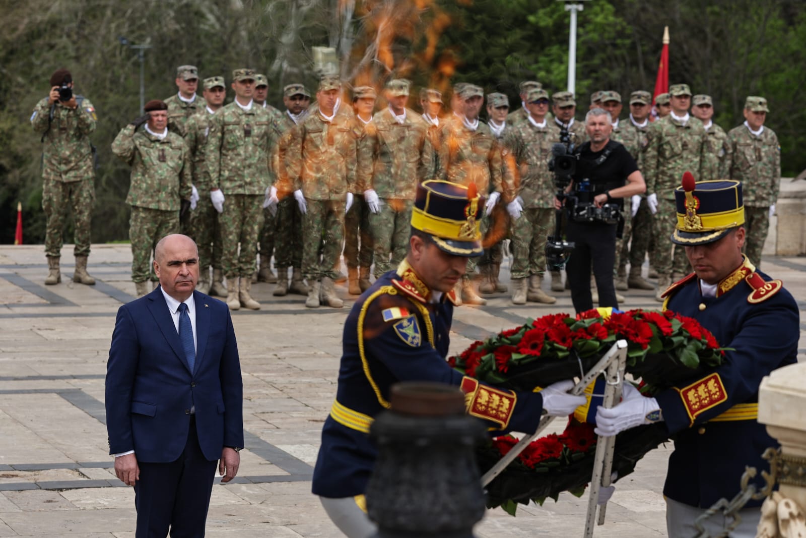 Ziua Forțelor Terestre 2025. Ilie Bolojan a vizitat fără Marcel Ciolacu expoziția de echipamente și tehnică militară din Parcul Carol | VIDEO