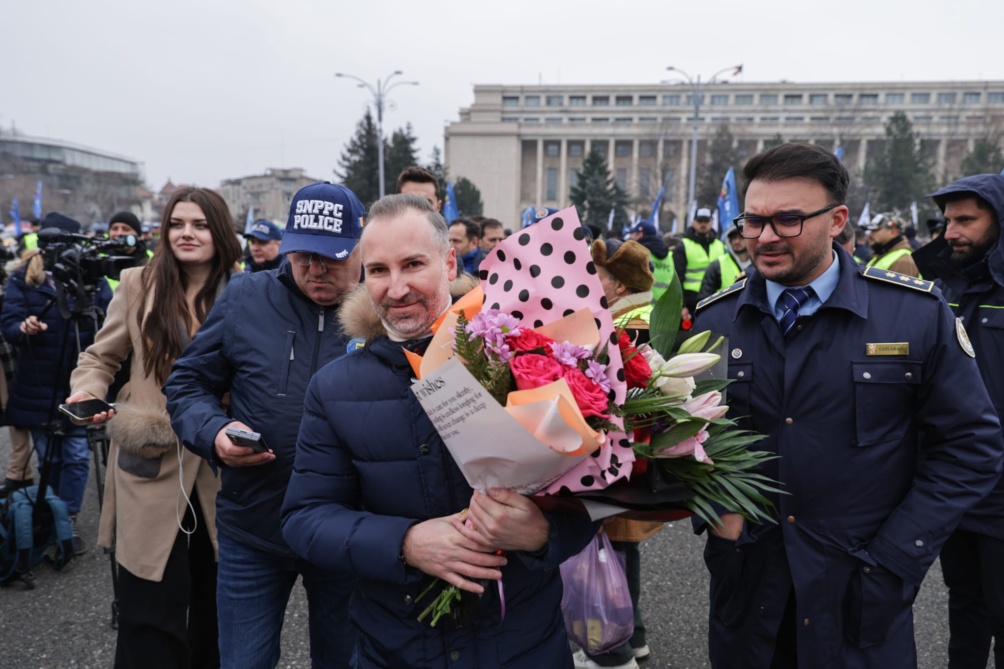 Protest în Piața Victoriei al sindicatelor din penitenciare faţă de Ordonanţa „trenuleţ”: „Guvernul nu îngheaţă salariile, ci le taie”