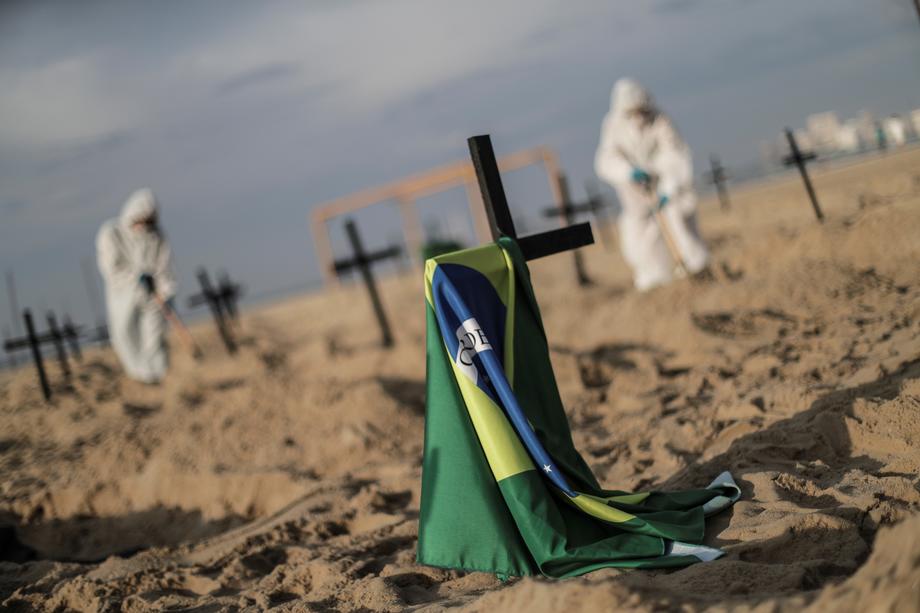 100 de morminte, săpate pe plaja Copacabana. Motivul pentru care au făcut asta voluntarii din Rio de Janeiro