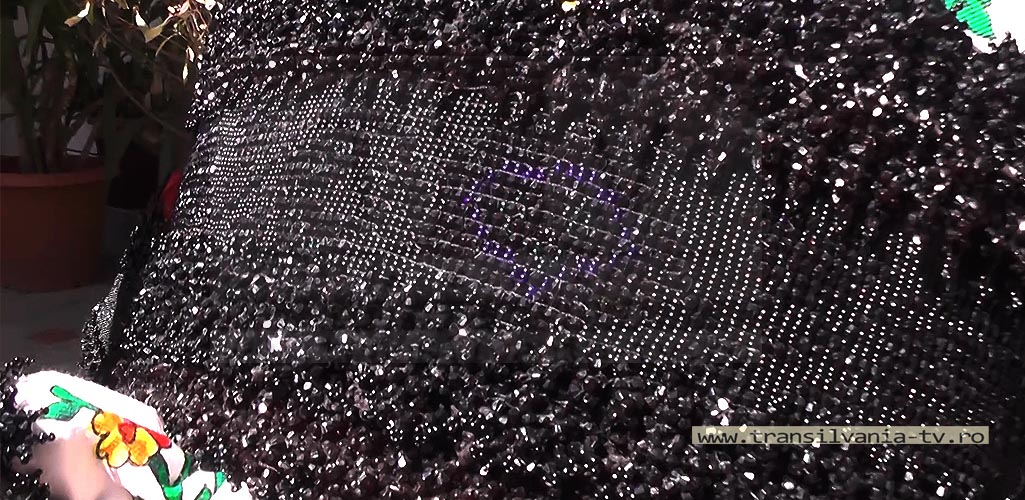 Cele mai scumpe costume populare din Țara Oașului, decorate cu cristale Swarovski. Modelele costă chiar și 20.000 de euro