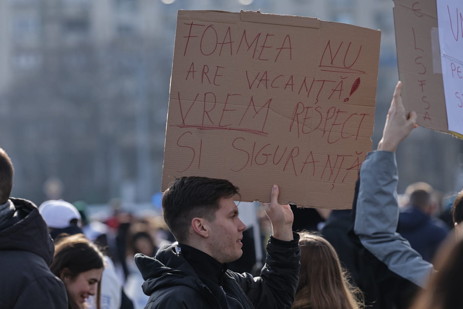Profesorii și studenții protestează față de Legea Bolojan din Educație: „Școală săracă = țară needucată”
