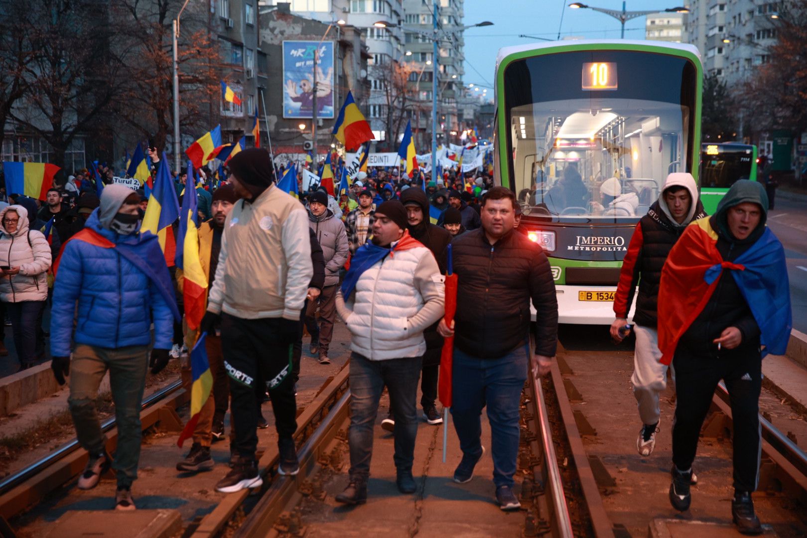 LIVE TEXT: Zeci de mii de oameni la protestul organizat de AUR în București. Mai mulți protestatari aveau asupra lor cuţite, bricege și substanţe interzise