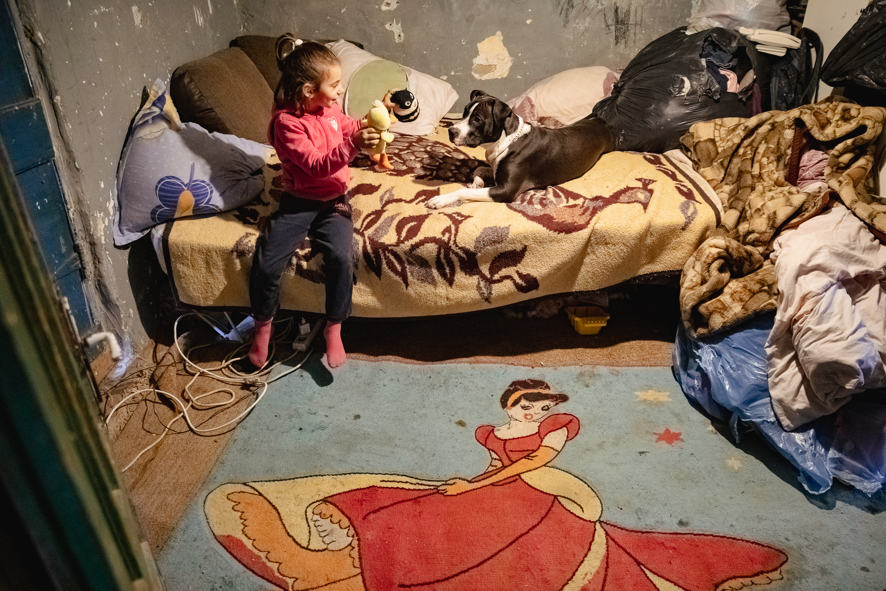 Lecția de omenie și de speranță dată de doi soți din Constanța care ajută o familie cu patru copii: „Aveau doar două jucării”
