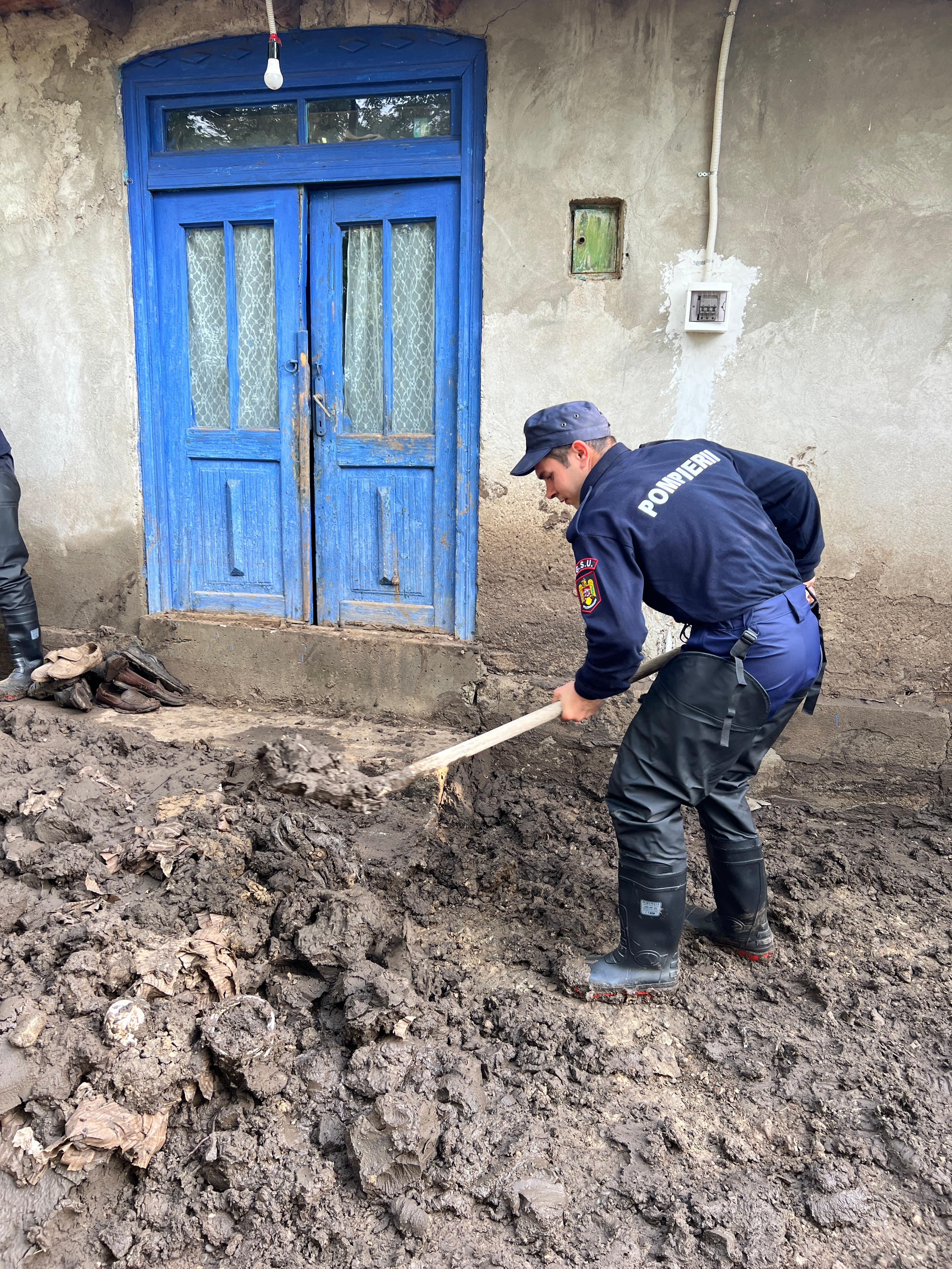 Urmările inundațiilor catastrofale. Aproape o mie de pompieri din țară, trimiși în sprijinul salvatorilor de la ISU Galați VIDEO
